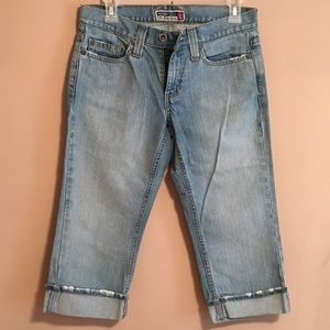 Old Navy Light Wash Capris. EUC See measurements !